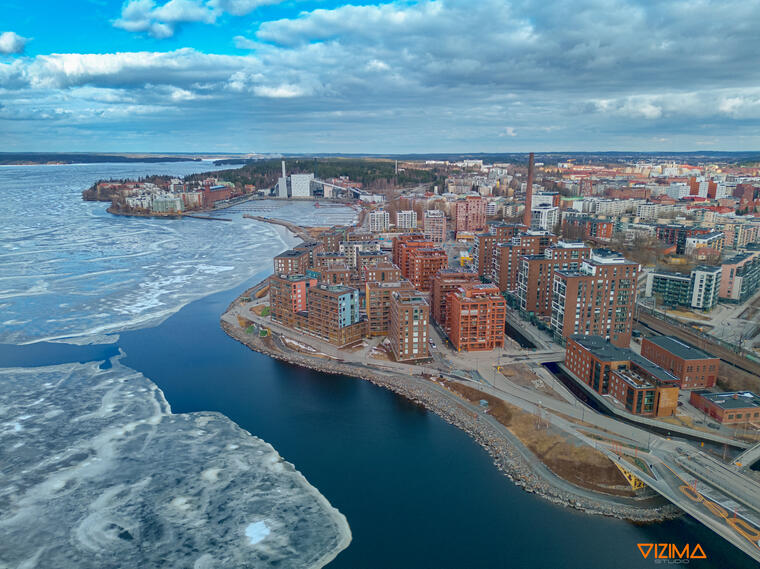 The frozen lake (Näsijärvi) melts when Spring comes, creating a distinctive look from above.